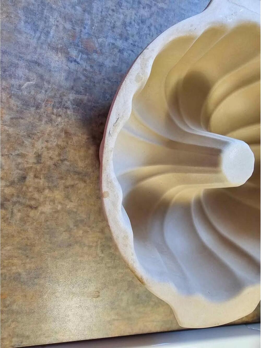 Pampered Chef Family Heritage Stoneware Fluted Bundt Cake Pan - Picture 6 of 9
